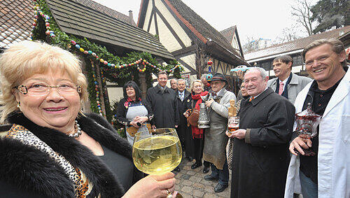 Prost! Wirtin Carola Wehner (li.) stößt mit Wirtschafts-Referent Roland Fleck und den Kollegen auf die Eröffnung an. Prost! Wirtin Carola Wehner (li.) stößt mit Wirtschafts-Referent Roland Fleck und den Kollegen auf die Eröffnung an.
