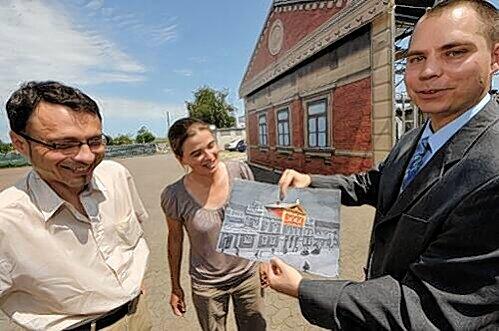 Stellten die Attrappe des Ludwigsbahnhofs in Fürth vor: Projektleiter Walter Landgraf, Assistentin Birgit Gaßner und P.O.S. Digitaldruck-Chef Boris Hauptmannl (v. li.).