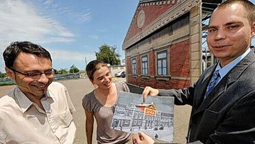 Stellten die Attrappe des Ludwigsbahnhofs in Fürth vor: Projektleiter Walter Landgraf, Assistentin Birgit Gaßner und P.O.S. Digitaldruck-Chef Boris Hauptmannl (v. li.). Stellten die Attrappe des Ludwigsbahnhofs in Fürth vor: Projektleiter Walter Landgraf, Assistentin Birgit Gaßner und P.O.S. Digitaldruck-Chef Boris Hauptmannl (v. li.).