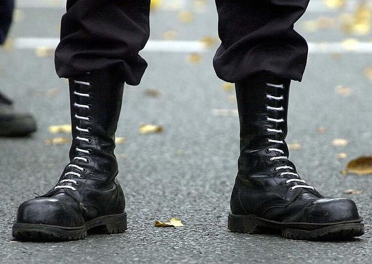 Viele Neonazis tragen sie: Springerstiefel (Symbolbild). Im Urteil des Verfassungsgerichts heißt es, die Meinungsfreiheit schütze grundsätzlich auch die Verbreitung von rechtsextremen Ansichten.