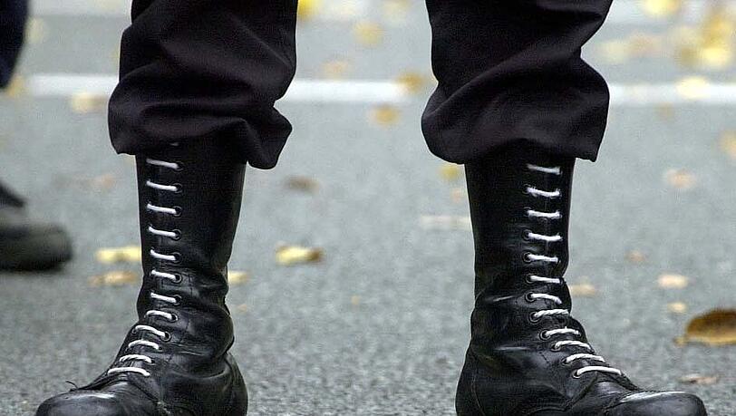 Viele Neonazis tragen sie: Springerstiefel (Symbolbild). Im Urteil des Verfassungsgerichts heißt es, die Meinungsfreiheit schütze grundsätzlich auch die Verbreitung von rechtsextremen Ansichten. Viele Neonazis tragen sie: Springerstiefel (Symbolbild). Im Urteil des Verfassungsgerichts heißt es, die Meinungsfreiheit schütze grundsätzlich auch die Verbreitung von rechtsextremen Ansichten.