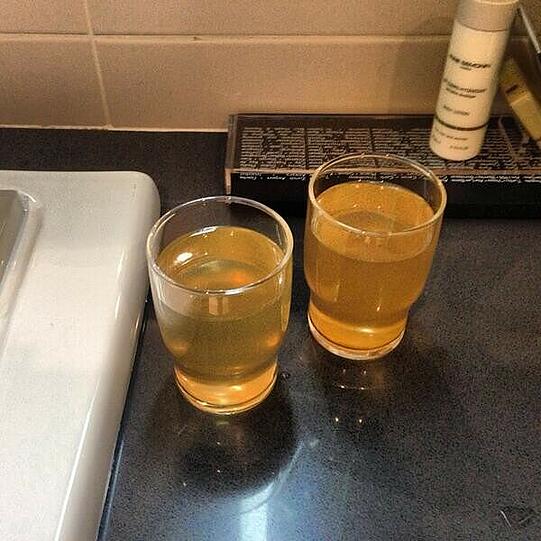 Urin? Apfelsaft? Nein: Wasser!