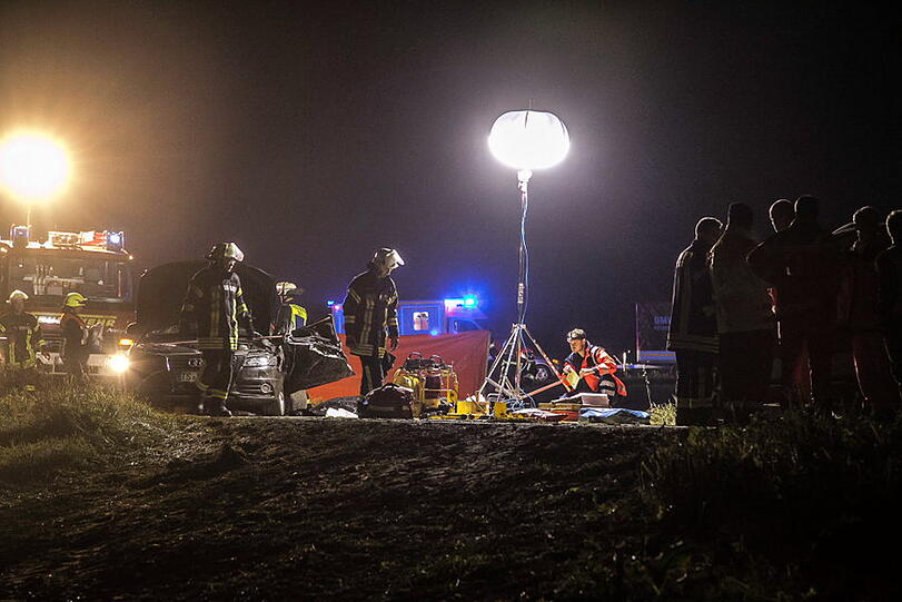 Bilder vom tragischen Unfall auf der Staatsstraße 2093 bei Offling/Altenmarkt.