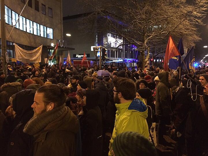 Am Goetheplatz stehen sich Bagida-Anhänger und Gegendemonstranten gegenüber.