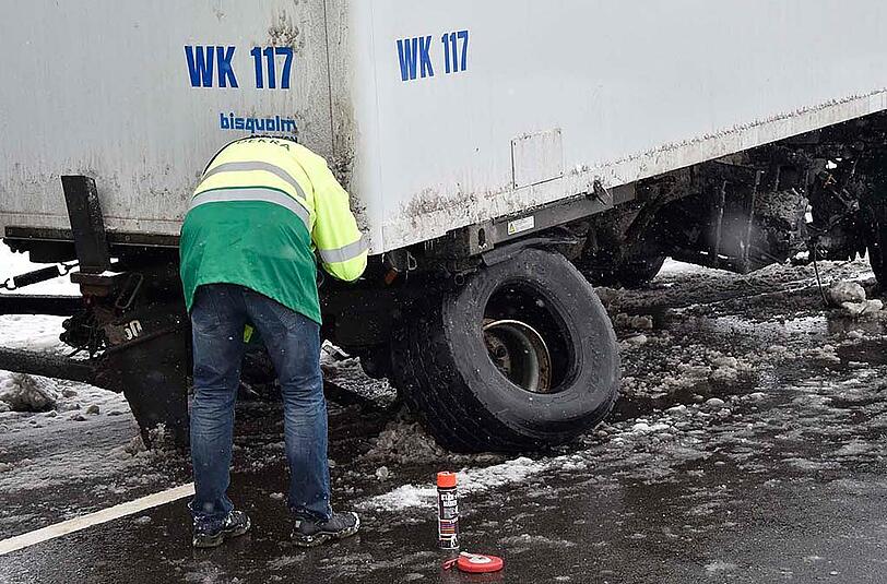 Bilder vom Verkehrsunfall in Dorfen, bei dem ein Autofahrer ums Leben kam. Nach einem Zusammenstoß mit einem Lkw starb der Mann noch am Unfallort.