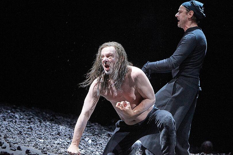 Thomas Schmauser als Buckingham (hinten), Norman Hacker als Richard III. vorn.