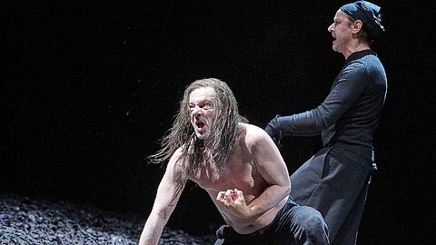 Thomas Schmauser als Buckingham (hinten), Norman Hacker als Richard III. vorn.