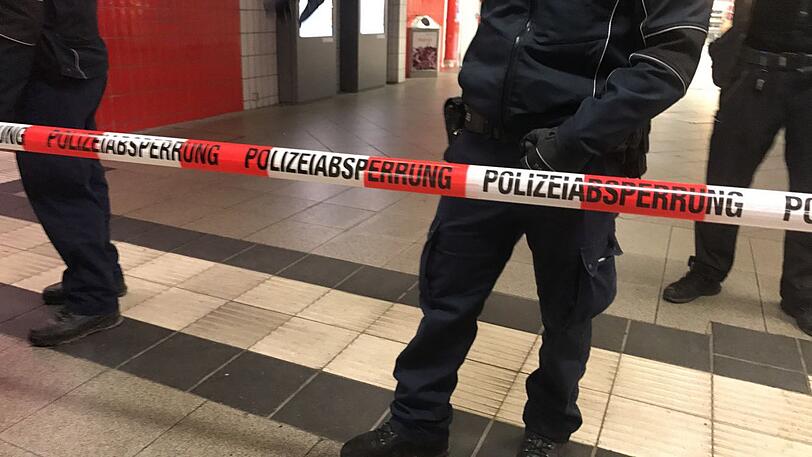Polizisten stehen am Mittwoch an der Absperrung an den S-Bahngleisen des Ostbahnhofs.