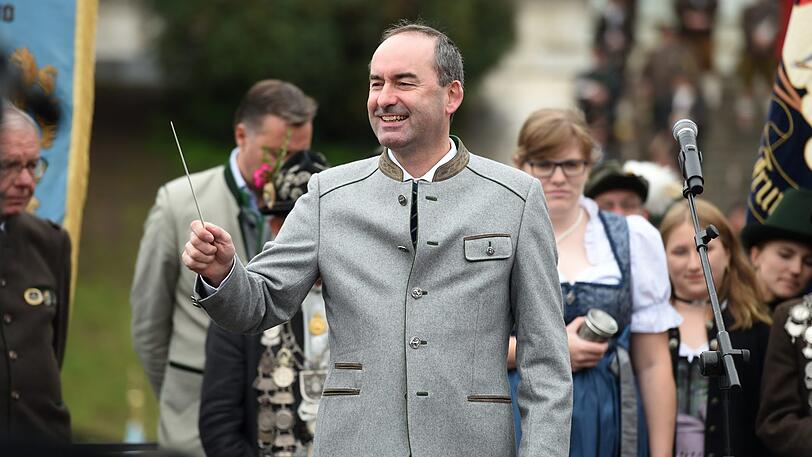 Hubert Aiwanger, dirigierend: Wiesn 2019.