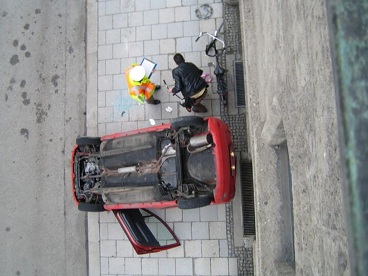 Tragischer Unfall an der Theresienstraße: Ein Audi TT kracht in einen Suzuki. Der Fahrer des Kleinwagens ist schwer verletzt.