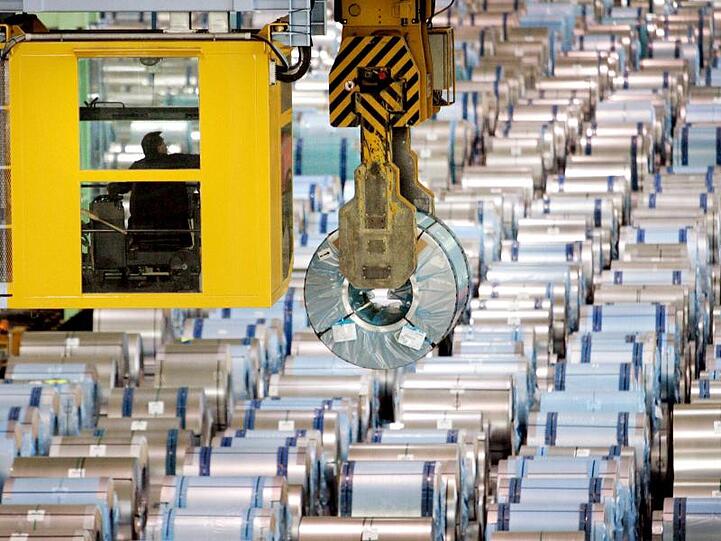 Ein Kran transportiert in der Feuerbeschichtungsanlage von Thyssenkrupp in Dortmund einen sogenannten Coil.