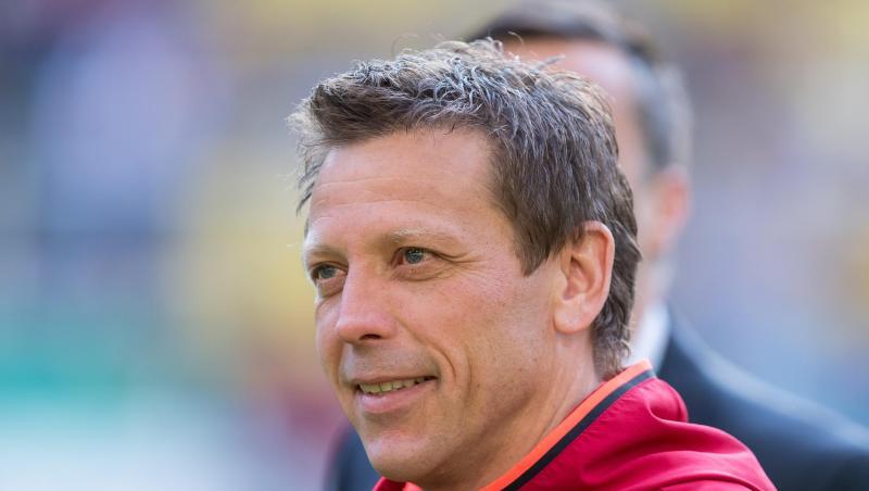 Bayerns Trainer Holger Seitz steht vor dem Spiel auf dem Platz.
