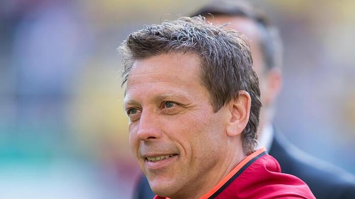 Bayerns Trainer Holger Seitz steht vor dem Spiel auf dem Platz.