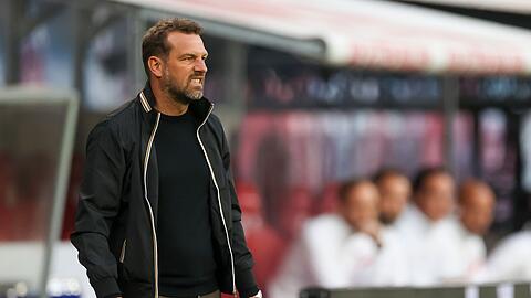 Trainer Markus Weinzierl reagiert während des Spiels.