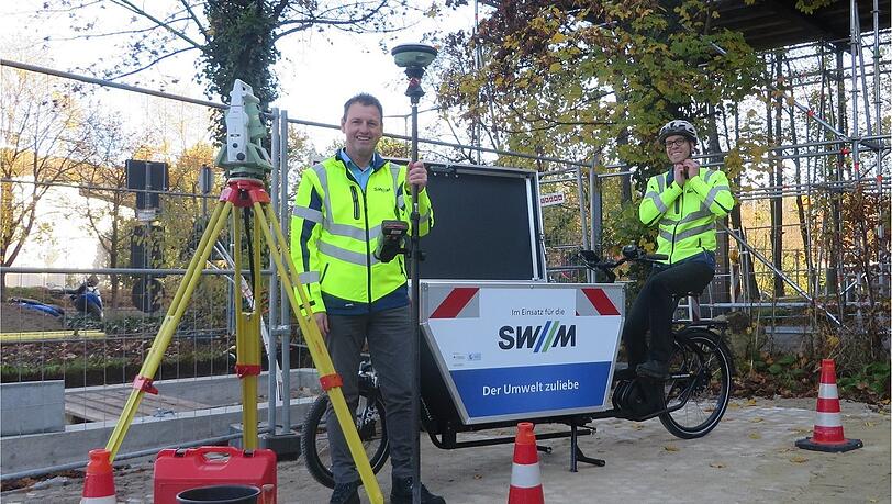Werner Oswald (l.) und Andreas Chromik mit Lastenrad.