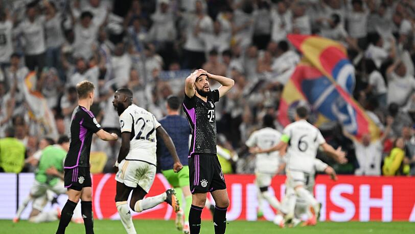 Bayern Münchens Noussair Mazraoui steht auf dem Platz.