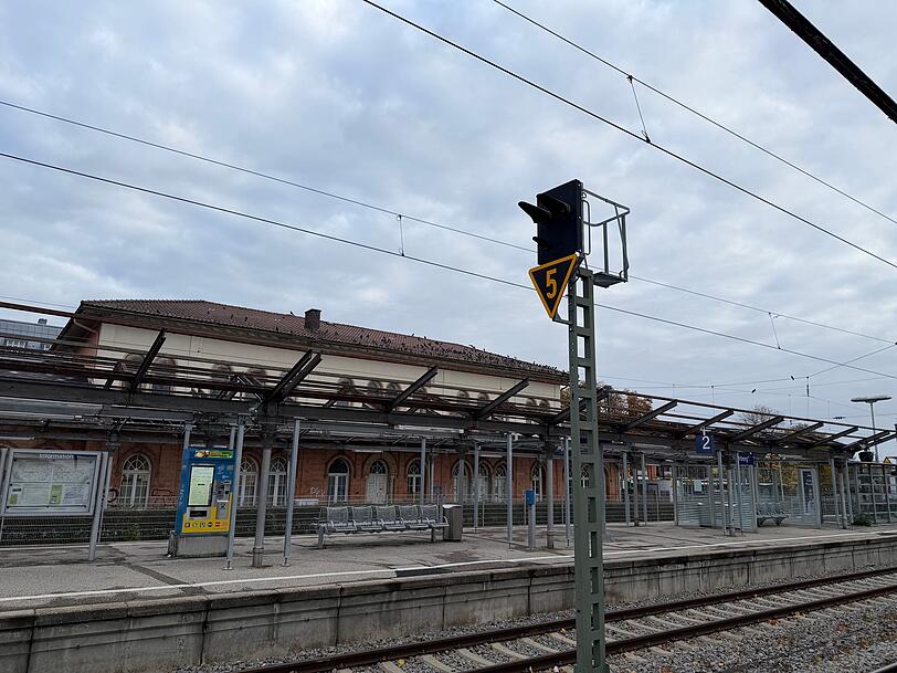 Blick vom Bahnsteig auf das alte Bahnhofsgeb&auml;ude.