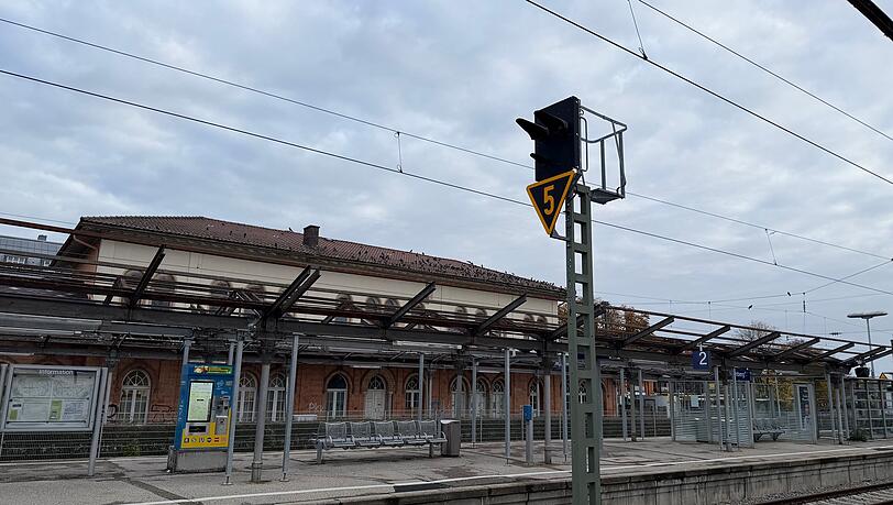 Blick vom Bahnsteig auf das alte Bahnhofsgeb&auml;ude.