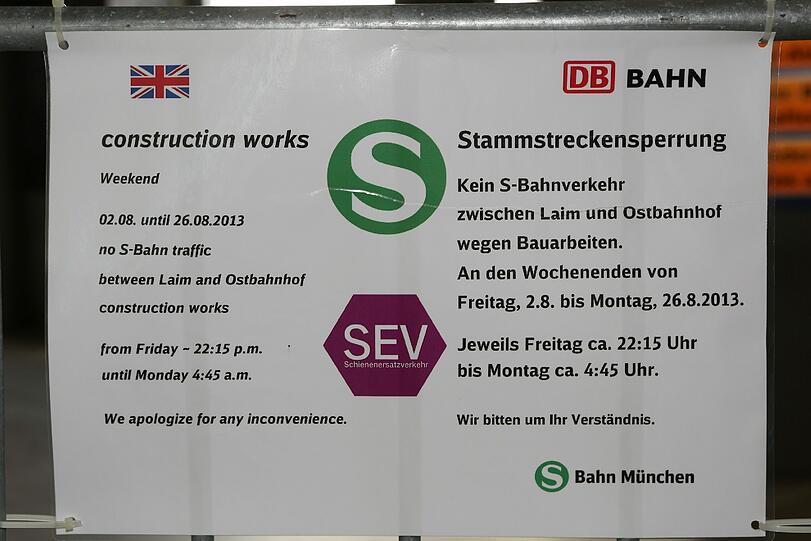 Die Hinsweisschilder zum Schienenersatzverkehr