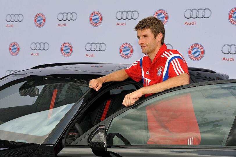 Die Bayern-Stars mit ihren neuen Dienstwagen.