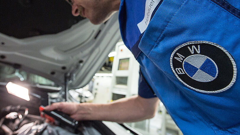 Mitarbeiter bei BMW dürfen sich über eine saftige Erfolgsprämie freuen. Mitarbeiter bei BMW dürfen sich über eine saftige Erfolgsprämie freuen.