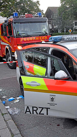 Das offenbar betrunkene Duo - die beiden hatten zuvor offensichtlich schon randaliert - flüchtete, wurde aber bereits einige hundert Meter entfernt von der Polizei gestellt und überwältigt.