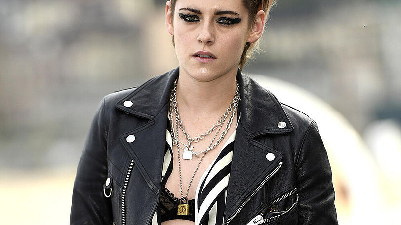 Kristen Stewart erschien in einer aufregenden Schwarz-Weiß-Kombi bei einem Photocall für ihren Film "Seberg" in Spanien