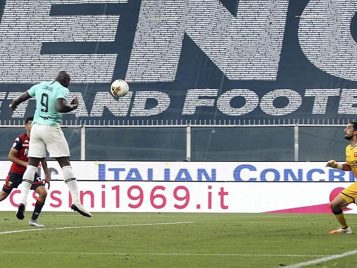 Inters Romelu Lukaku (l) köpft den Ball ins Tor.