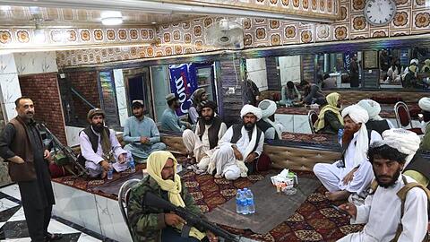Taliban-Kämpfer warten in einem Restaurant in Kabul auf ihr Mittagessen.