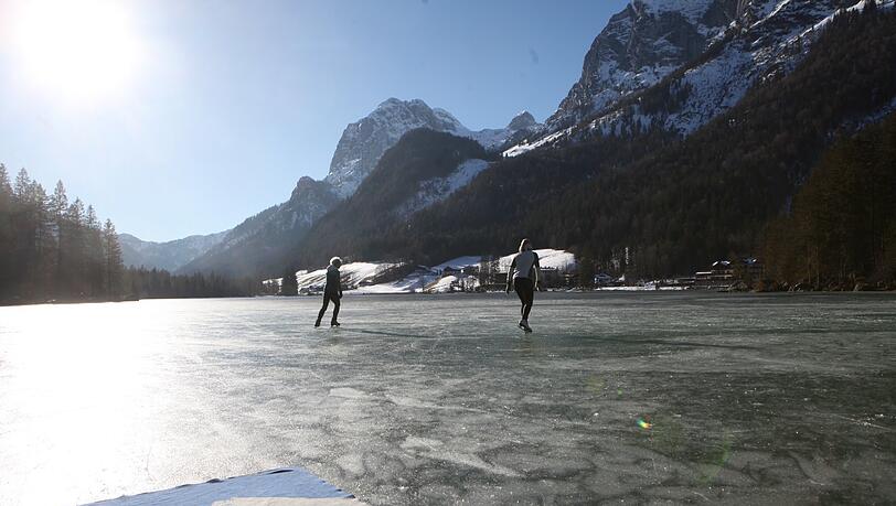 Der Mann ist beim Spazierengehen auf dem Hintersee eingebrochen. Er konnte sich allein retten.