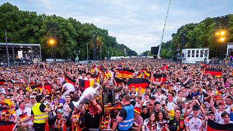 Hunderttausende Menschen feiern während der Fußball-EM auf den Fanmeilen in Deutschland.