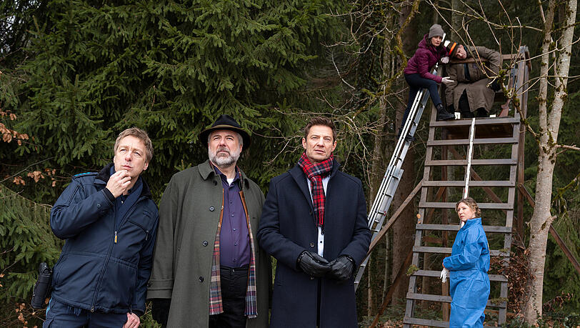 Das Team von "Die Rosenheim-Cops" sieht sich in der Spezialfolge "Totholz" am Tatort nach weiteren Hinweisen um. Das Team von "Die Rosenheim-Cops" sieht sich in der Spezialfolge "Totholz" am Tatort nach weiteren Hinweisen um.