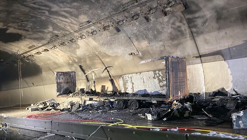 Von dem Anhänger ist nicht viel übriggeblieben. Von dem Anhänger ist nicht viel übriggeblieben.