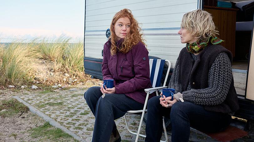Hinter dem Rücken von Hauke und Hannah forscht Jule (Marleen Lohse, links) wieder einmal auf eigene Faust nach und fragt ihre früheren Bandkolleginnen Leyla Spiekermann und Nele Storm (Lana Cooper, rechts) aus. Hinter dem Rücken von Hauke und Hannah forscht Jule (Marleen Lohse, links) wieder einmal auf eigene Faust nach und fragt ihre früheren Bandkolleginnen Leyla Spiekermann und Nele Storm (Lana Cooper, rechts) aus.