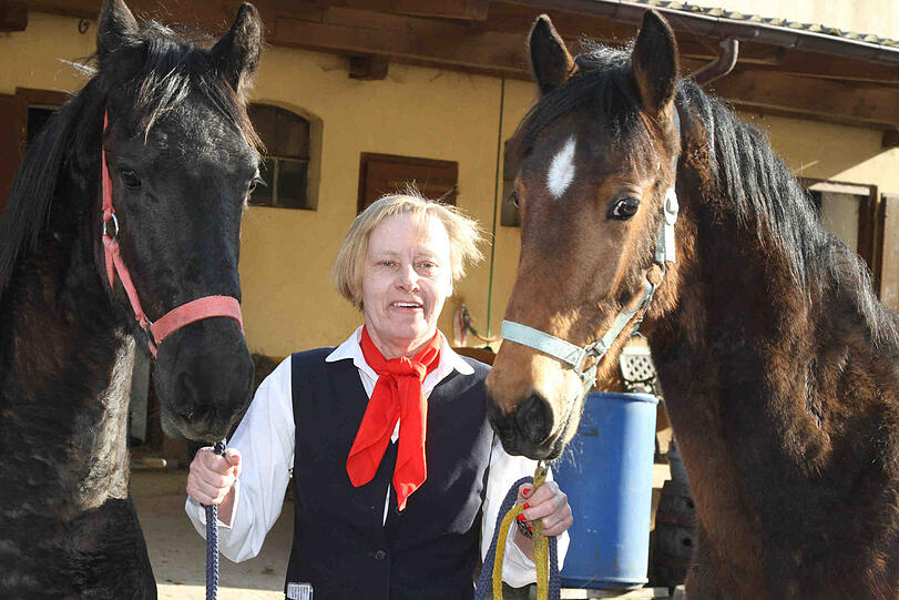 Tierliebhaberin Marga Sperber mit ihren umsorgten Junghengsten Joschi (links) und Kari.