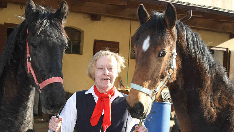 Tierliebhaberin Marga Sperber mit ihren umsorgten Junghengsten Joschi (links) und Kari. Tierliebhaberin Marga Sperber mit ihren umsorgten Junghengsten Joschi (links) und Kari.