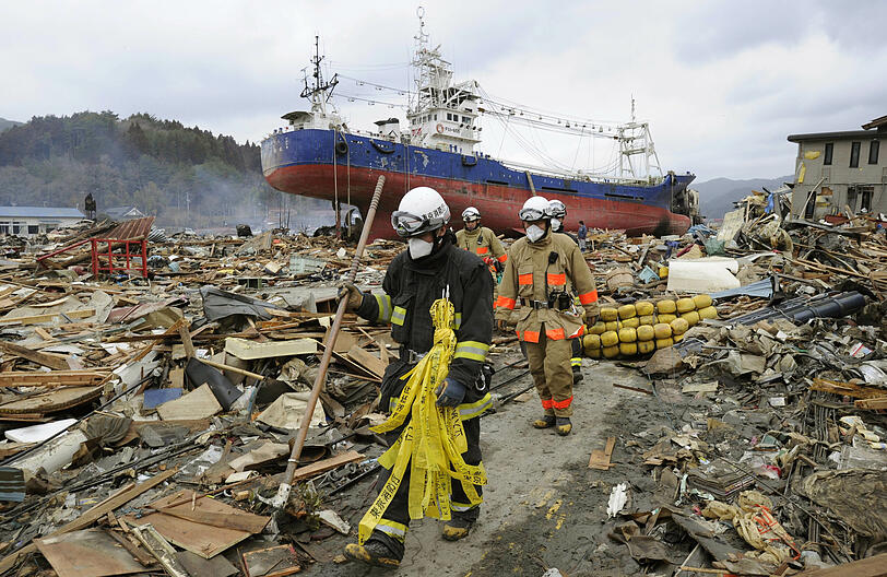 Japan: Erdbeben, Tsunami, Angst vor Atom-Gau - ein Land liegt in Trümmern. Die Bilder