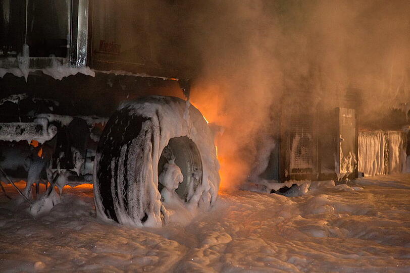 Die Feuerwehr musste einen brennenden Fleischanhänger mit Schaum löschen. Hier die Bilder vom Brand.