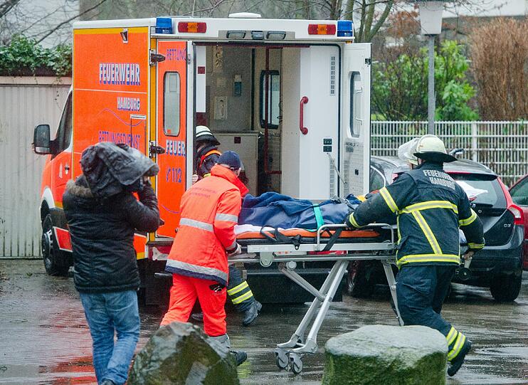 An einer Hamburger Schule wurden mehrere Kinder von einem umstürzenden Baum verletzt - zwei davon schwer.