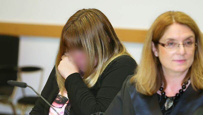 Ihr wird vorgeworfen, dass sie ihr Baby verhungern lassen hat: Sindy P. im Landgericht Augsburg, links daneben ihre Anwältin. Ihr wird vorgeworfen, dass sie ihr Baby verhungern lassen hat: Sindy P. im Landgericht Augsburg, links daneben ihre Anwältin.