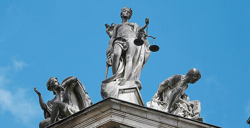 Über dem Justizpalast thront natürlich Justitia mit verbundenen Augen.
