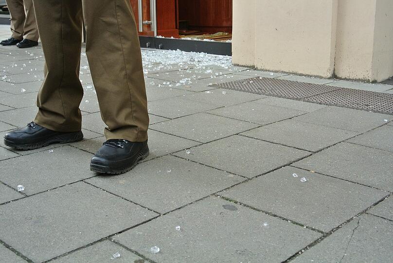 Die Scherben flogen bis weit auf den Bürgersteig.