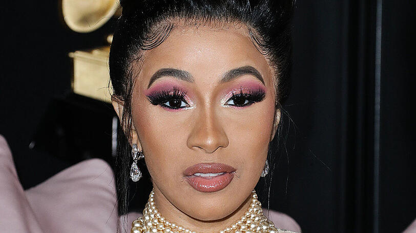 Sängerin Cardi B stylt ihre Babyhaare zu schwungvollen Hinguckern.