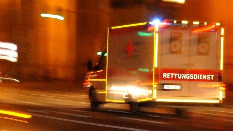Ein Fahrzeug des Rettungsdienstes fährt über eine Straße. Foto: Nicolas Armer/Archiv