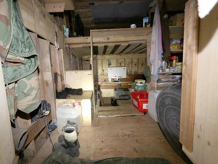 Blick in eine Erdbehausung in einem Steinbruch im Landkreis Lichtenfels. Foto: Polizeipräsidium Oberfranken/Archivbild