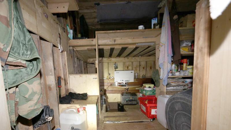 Blick in eine Erdbehausung in einem Steinbruch im Landkreis Lichtenfels. Foto: Polizeipräsidium Oberfranken/Archivbild Blick in eine Erdbehausung in einem Steinbruch im Landkreis Lichtenfels. Foto: Polizeipräsidium Oberfranken/Archivbild