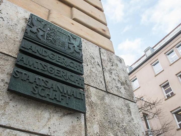 Ein Schild an der Hausfassade trägt die Aufschrift "Landgericht, Amtsgericht, Staatsanwaltschaft". Foto: Armin Weigel/dpa/Archivbild
