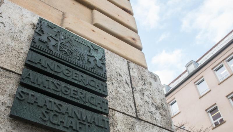 Ein Schild an der Hausfassade trägt die Aufschrift "Landgericht, Amtsgericht, Staatsanwaltschaft". Foto: Armin Weigel/dpa/Archivbild Ein Schild an der Hausfassade trägt die Aufschrift "Landgericht, Amtsgericht, Staatsanwaltschaft". Foto: Armin Weigel/dpa/Archivbild