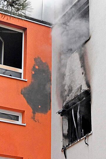 Im zweiten Obergeschoss eines Mehrfamilienhauses in der Bunsenstraße ist am Montagvormittag ein heftiger Wohnungsbrand ausgebrochen.