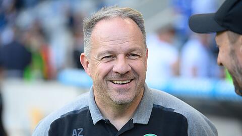 Fürths Trainer Alexander Zorniger ist vor dem Spiel im Stadion.